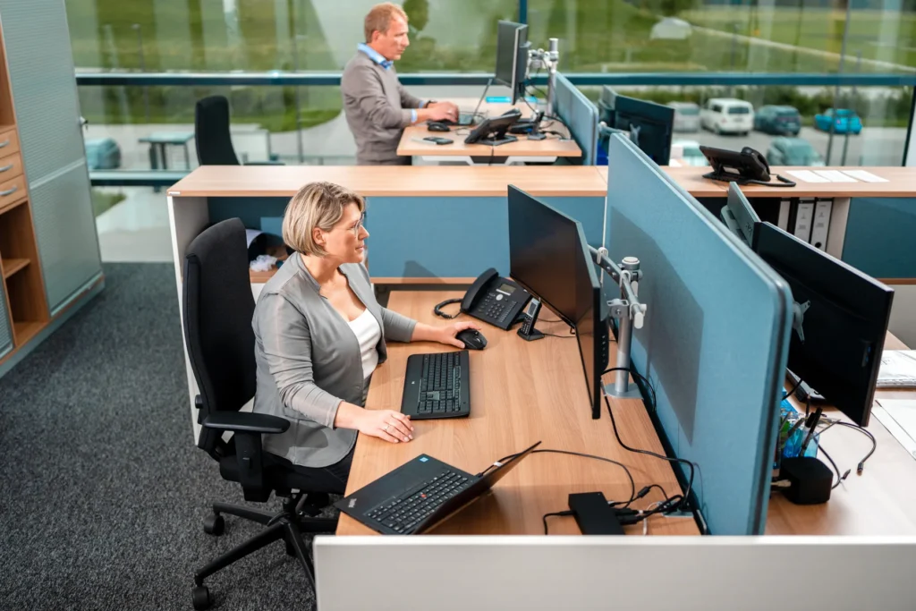 Ein Mitarbeiter im Büro