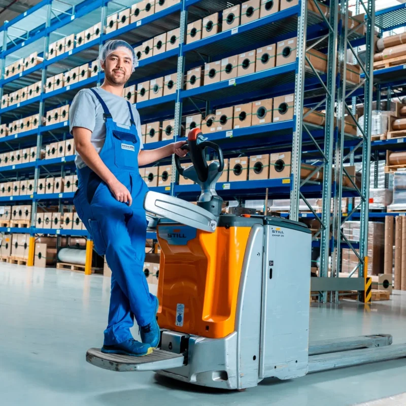 Ein Mitarbeiter im Lager