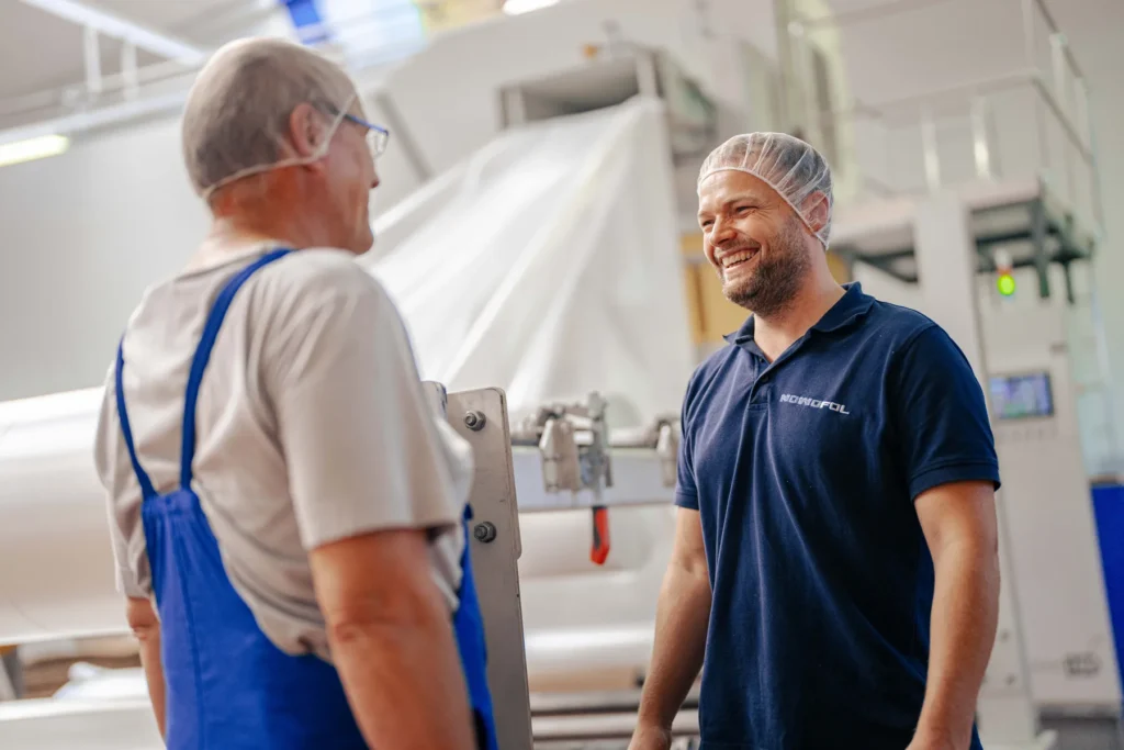 zwei Mitarbeiter reden miteinander