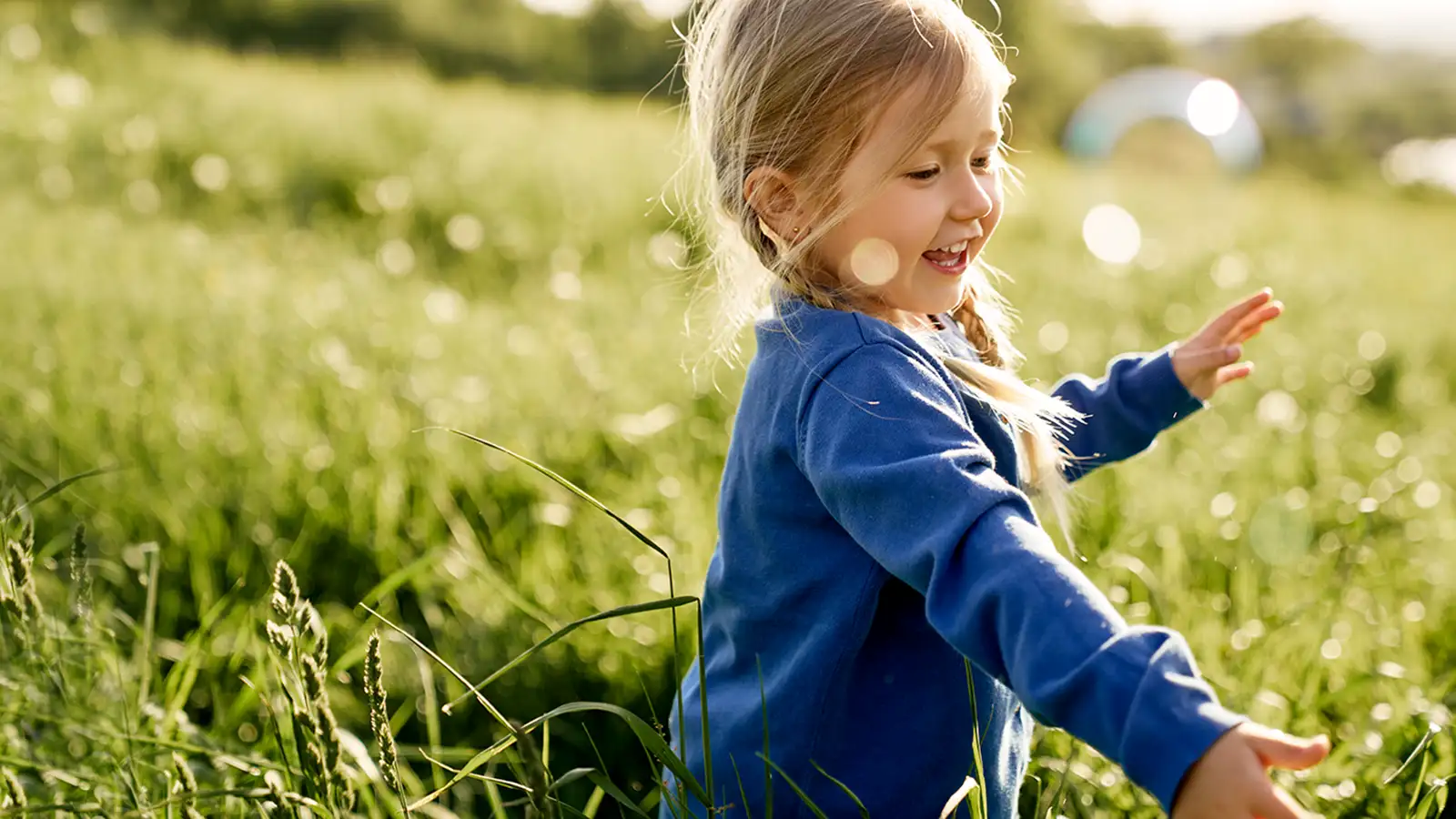 Kind spielt in Wiese